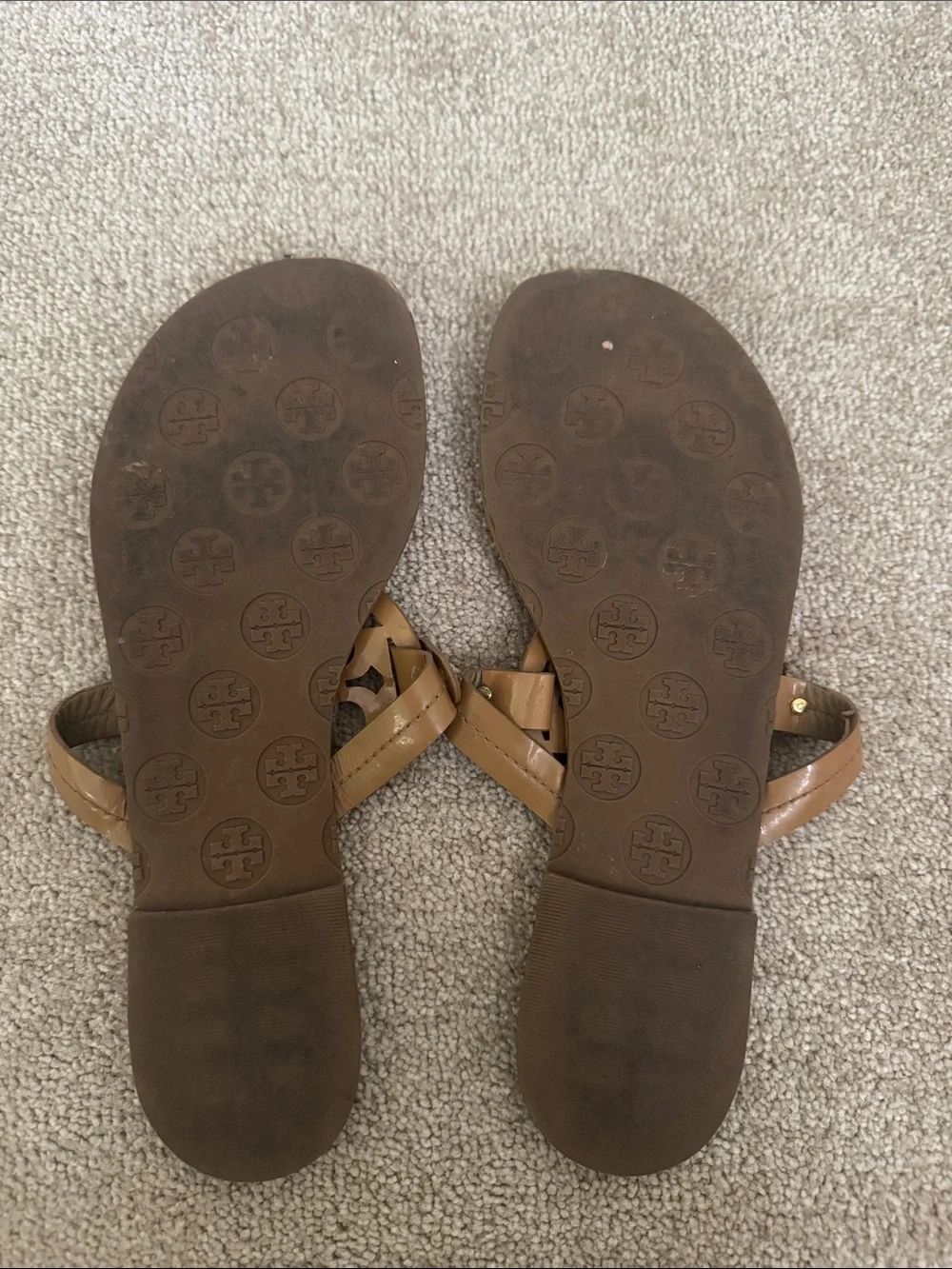 Tory Burch Patent Leather Logo Thong Sandals in Tan